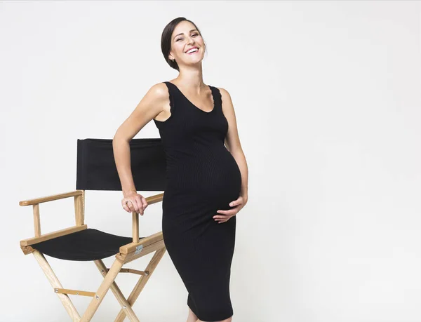 Молодая красивая беременная женщина в студии — стоковое фото