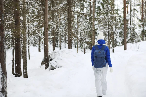 Cute young woman in wintertime outdoor — Stock Photo, Image