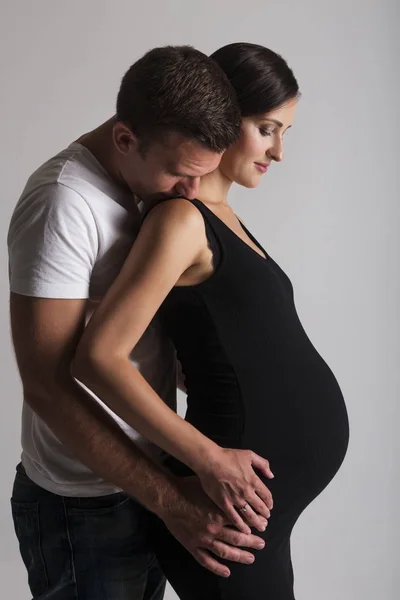 Young man and pregnant woman in studio — Stock Photo, Image