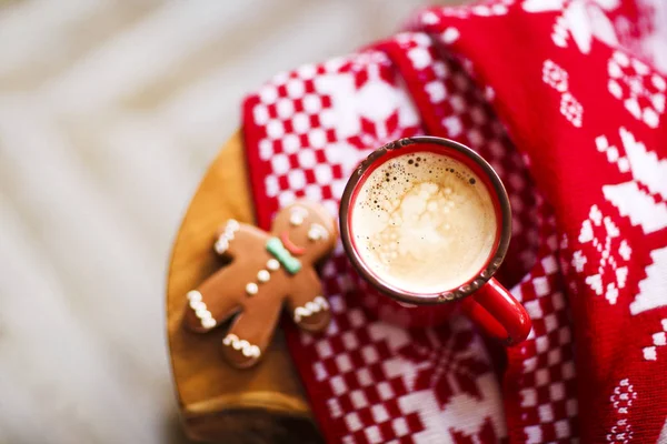 Latar belakang merah dan putih Natal dengan mug dan cookie — Stok Foto