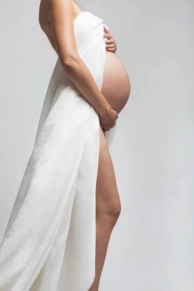 Jovem grávida em estúdio — Fotografia de Stock
