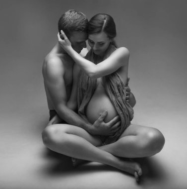 Genç adam ve Studio hamile kadın