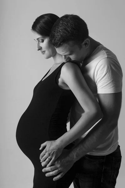 Jonge man en zwangere vrouw in studio — Stockfoto