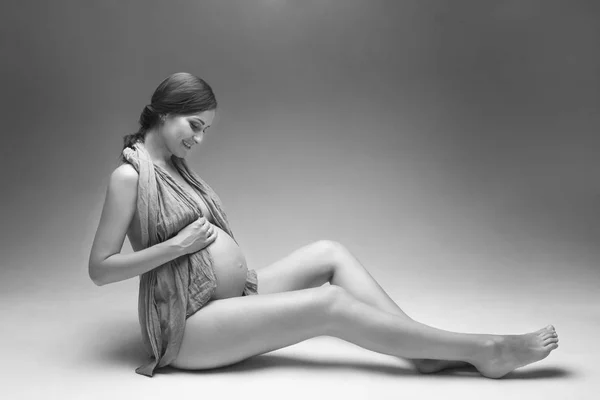 스튜디오에서 젊은 임산부 — 스톡 사진