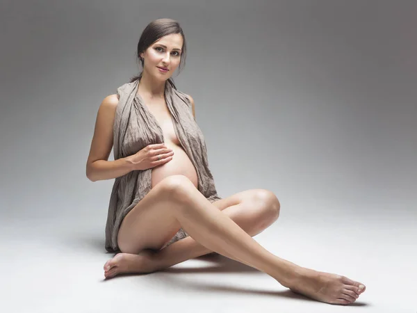 Молодая беременная женщина в студии — стоковое фото