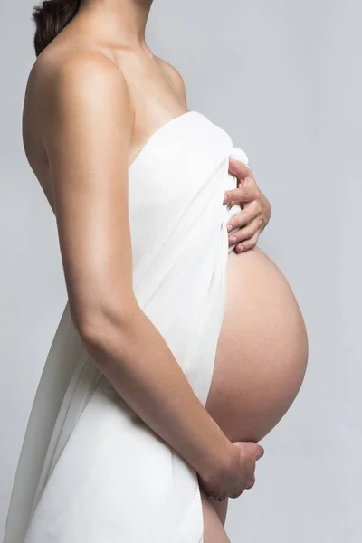 Jonge zwangere vrouw in studio — Stockfoto