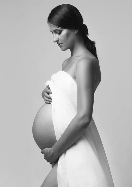 Giovane donna incinta in studio — Foto Stock