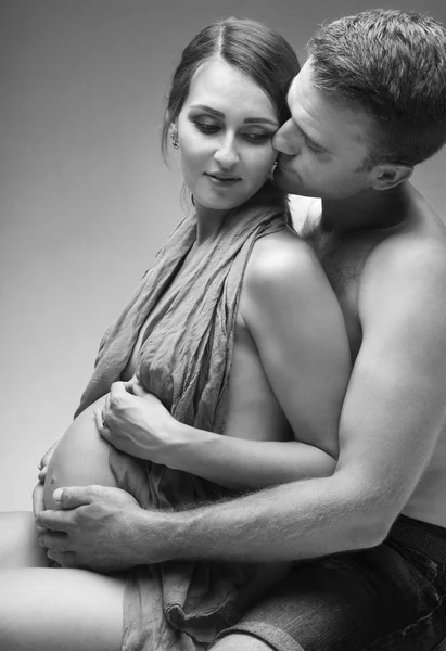 Young man and pregnant woman in studio — Stock Photo, Image