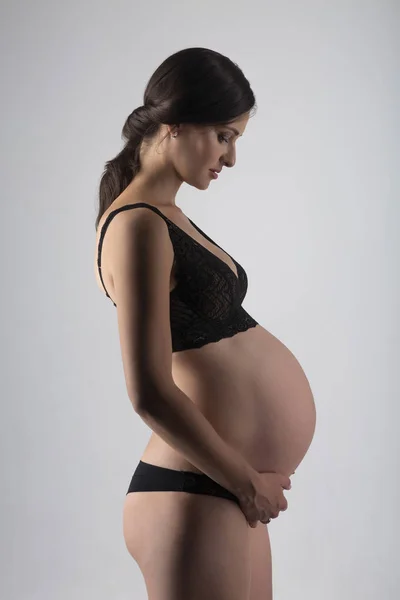 Jovem grávida em estúdio — Fotografia de Stock