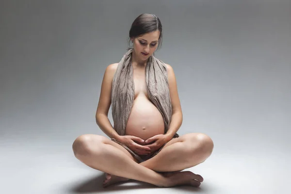 Mujer embarazada joven en el estudio —  Fotos de Stock