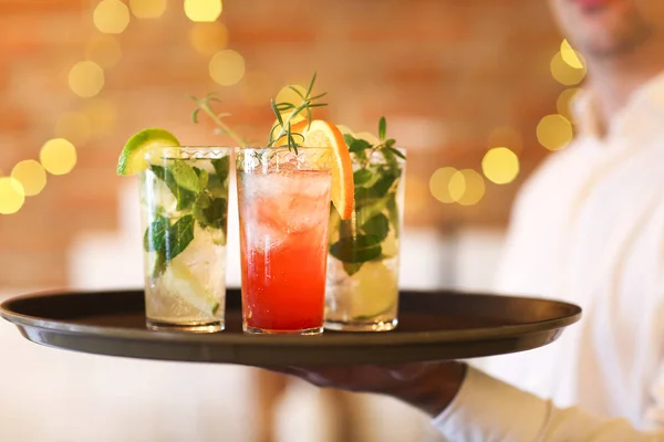 Bicchieri da cocktail su vassoio nel bar — Foto Stock