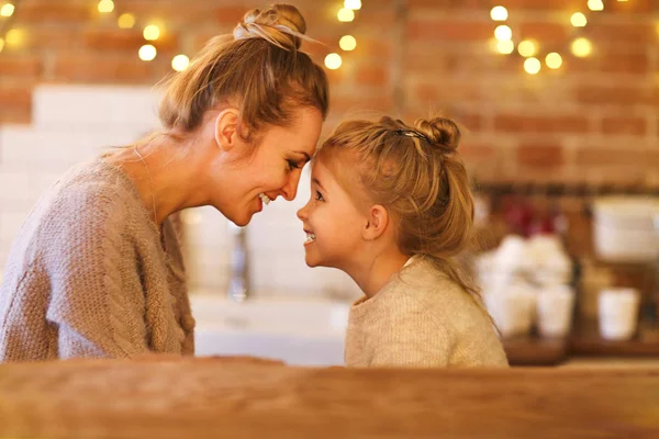 Schöne Frau und ihre Tochter haben Spaß drinnen — Stockfoto