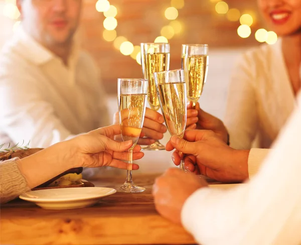 Bicchieri di champagne nelle mani delle persone — Foto Stock