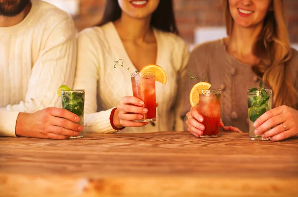 Jeunes hommes et femmes buvant un cocktail à la fête — Photo