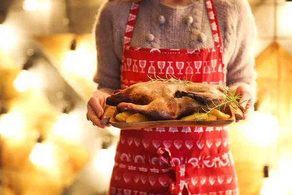 Stekt anka och potatis på träplatta — Stockfoto