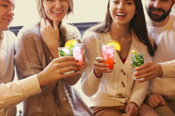 Jeunes hommes et femmes buvant un cocktail à la fête — Photo