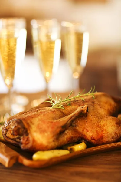 Julbord med stekt anka och champagne — Stockfoto