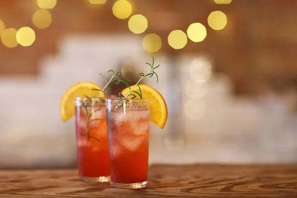 Twee cocktailglazen op houten bar — Stockfoto