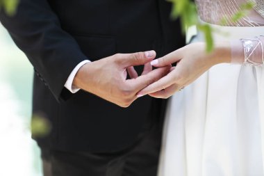 Düğün töreni. Damat ve gelin birlikte elele