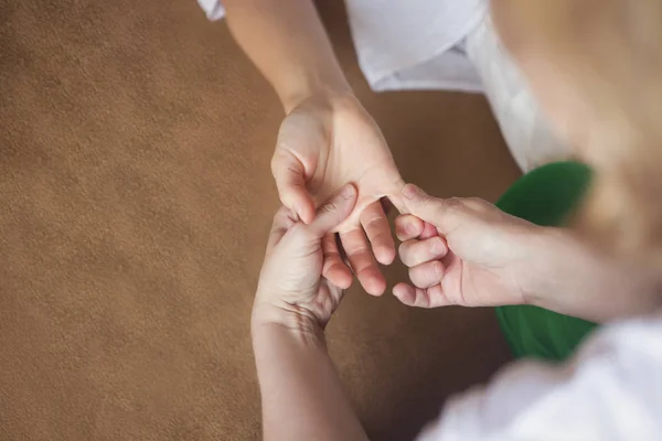 Massaggio alle mani al centro benessere — Foto Stock