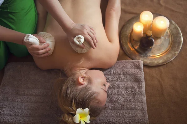 Kadın Tay bitkisel getting Spa'da masaj sıkıştırmak — Stok fotoğraf