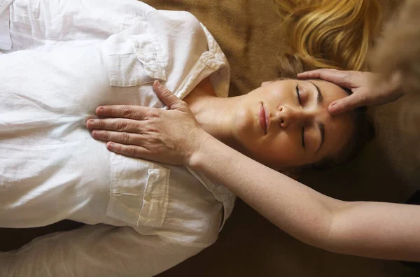 Mujer joven teniendo tratamiento de masaje —  Fotos de Stock