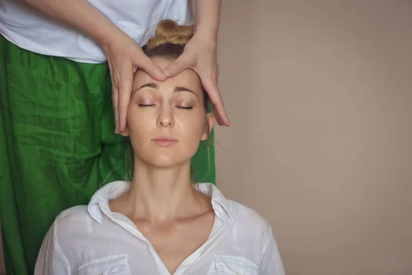 Jovem mulher fazendo tratamento de massagem — Fotografia de Stock