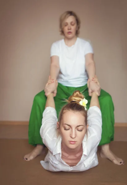 Jovem mulher fazendo tratamento de massagem — Fotografia de Stock