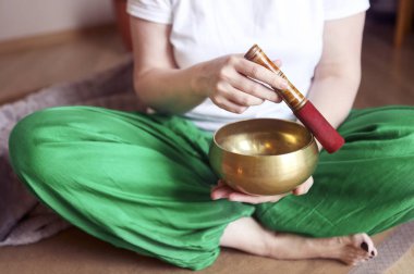 Bir kadının elinde Tibet şarkı kase