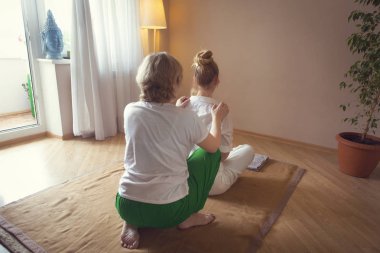 Masaj tedavisi olan genç bir kadın