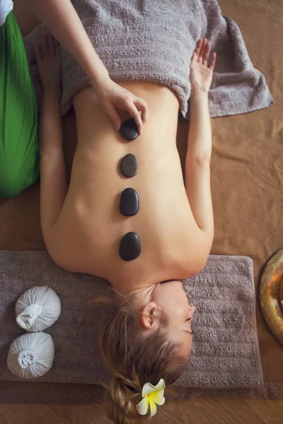 Jovem mulher fazendo tratamento de massagem — Fotografia de Stock