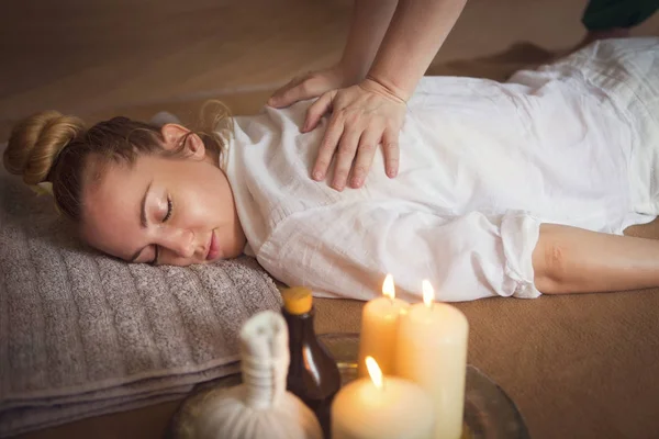 Jonge vrouw met massagebehandeling — Stockfoto
