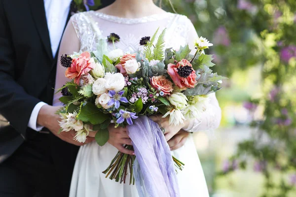 Wedding ceremony. Groom and bride with bouquet — Stock Photo, Image