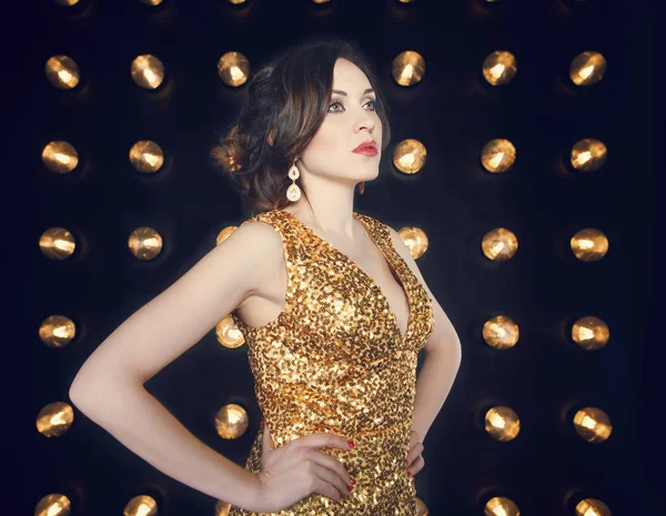 Superstar kvinna som bär gyllene glänsande klänning poserar — Stockfoto