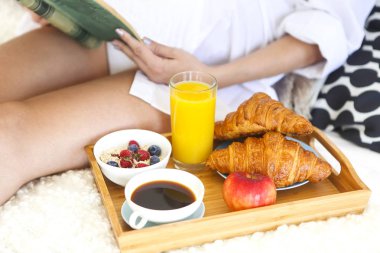Sağlıklı kahvaltı kahve, portakal suyu, croisan ve yulaf ezmesi ile