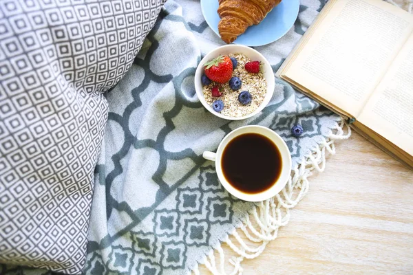 Snídaně s kávou, croisan a obilovin — Stock fotografie