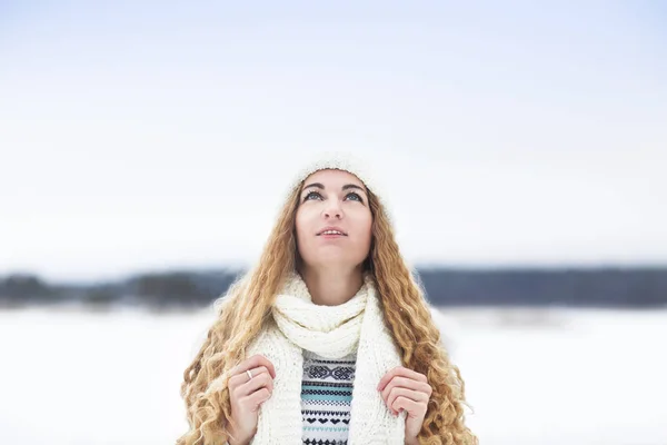 Cute young woman in wintertime outdoor — Stock Photo, Image