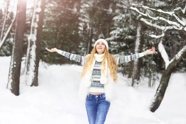 Söt ung kvinna på vintern utomhus — Stockfoto