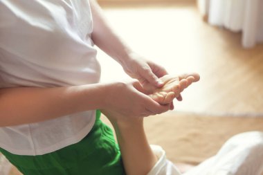 Masaj tedavisi olan genç bir kadın