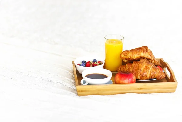 Desayuno saludable con café, zumo de naranja, croisan y avena — Foto de Stock