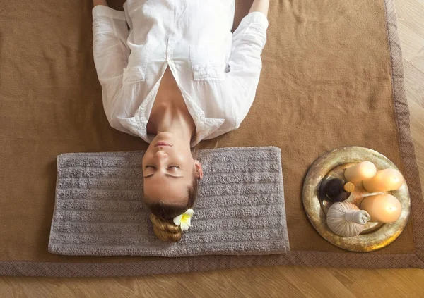 Spa merkezinde masaj tedavi olan genç kadın — Stok fotoğraf