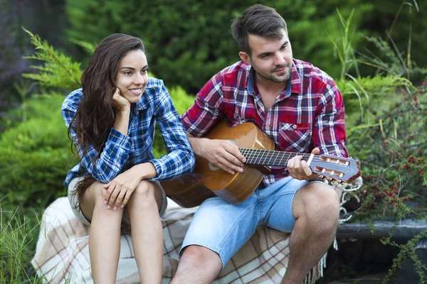 Gitar açık havada ile genç Çift — Stok fotoğraf
