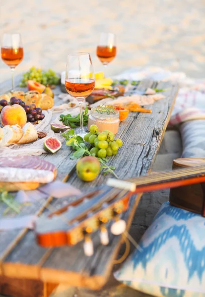 Vista dall'alto spiaggia tavolo da picnic — Foto Stock