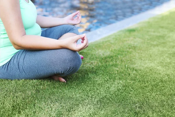 Piękna kobieta w ciąży meditaiting w lato park — Zdjęcie stockowe