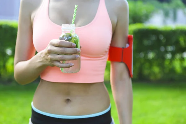 Frau trinkt nach Fitness-Lauftraining an Sommertag. — Stockfoto