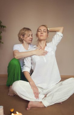 Masaj tedavisi olan genç bir kadın