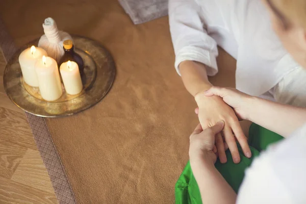 Massaggio alle mani al centro benessere — Foto Stock