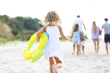 Kayın üzerinde çalışan genç sarışın kız