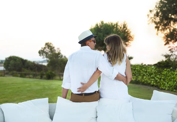 Feliz jovem casal abraçando juntos no quintal — Fotografia de Stock