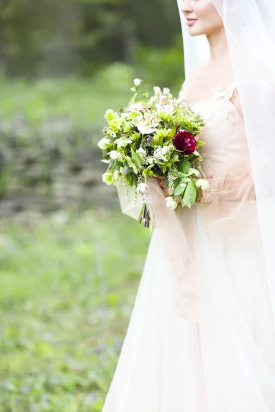 Belle mariée avec bouquet de mariage — Photo